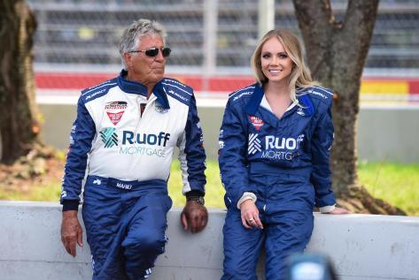 Mario Andretti y Danielle Bradbery (FOTO: Penske Entertainment)