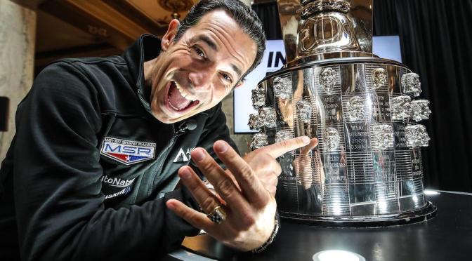 Helio Castroneves con el Trofeo Borg-Warner, ya con el rostro que le homenajea como ganador de Indy 500 2021 (FOTO: Penske Entertainment/Chris Owens)