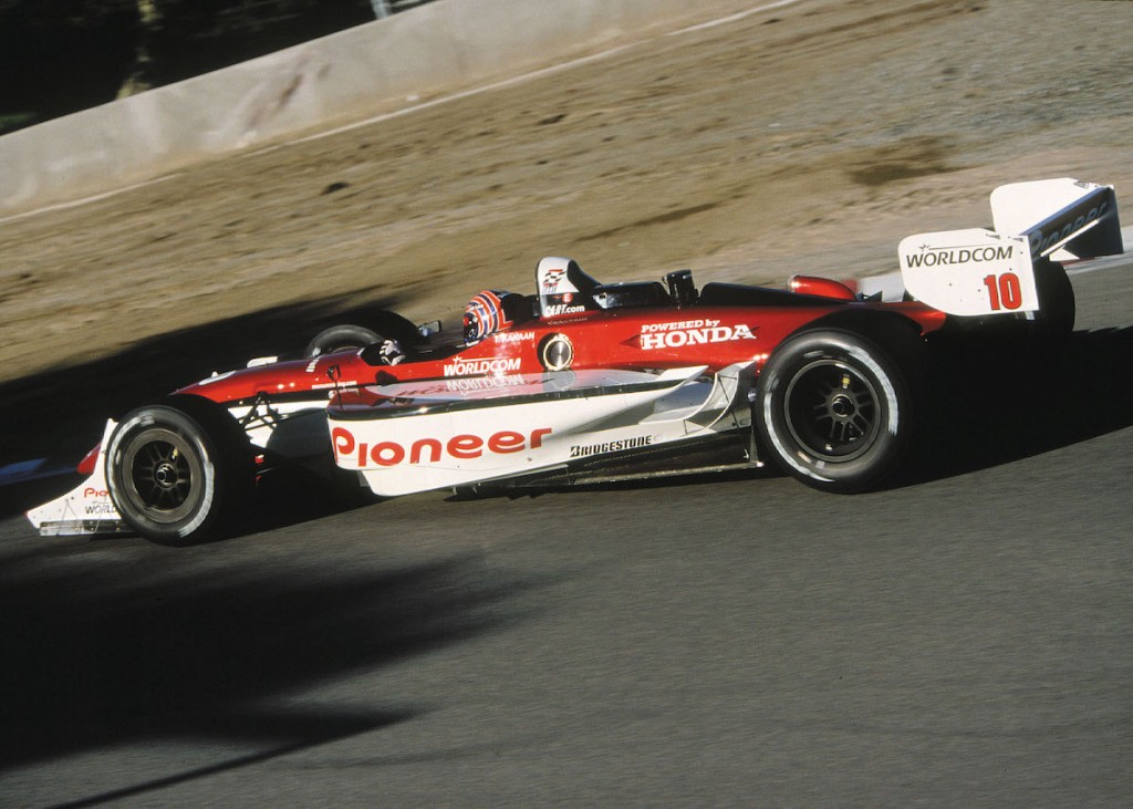 2001: Al ser el único piloto de MoNunn en CART, Kanaan tomó la librea de Pioneer. Dos poles y dos podios lo dejaron en 12˚ general, pero tuvo mala suerte en muchas carreras (FOTO: Honda)